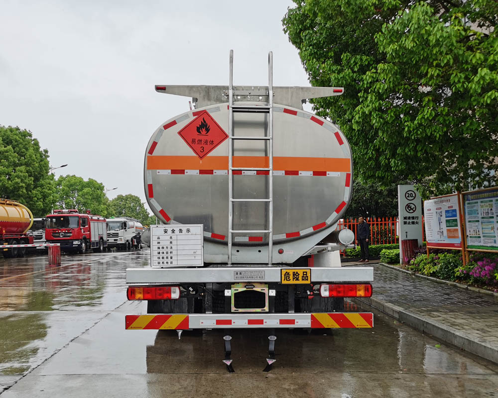 楚胜牌CSC5186GYYBL6型铝合金运油车