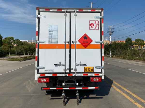 楚胜牌CSC5045XRYB6型易燃液体厢式运输车
