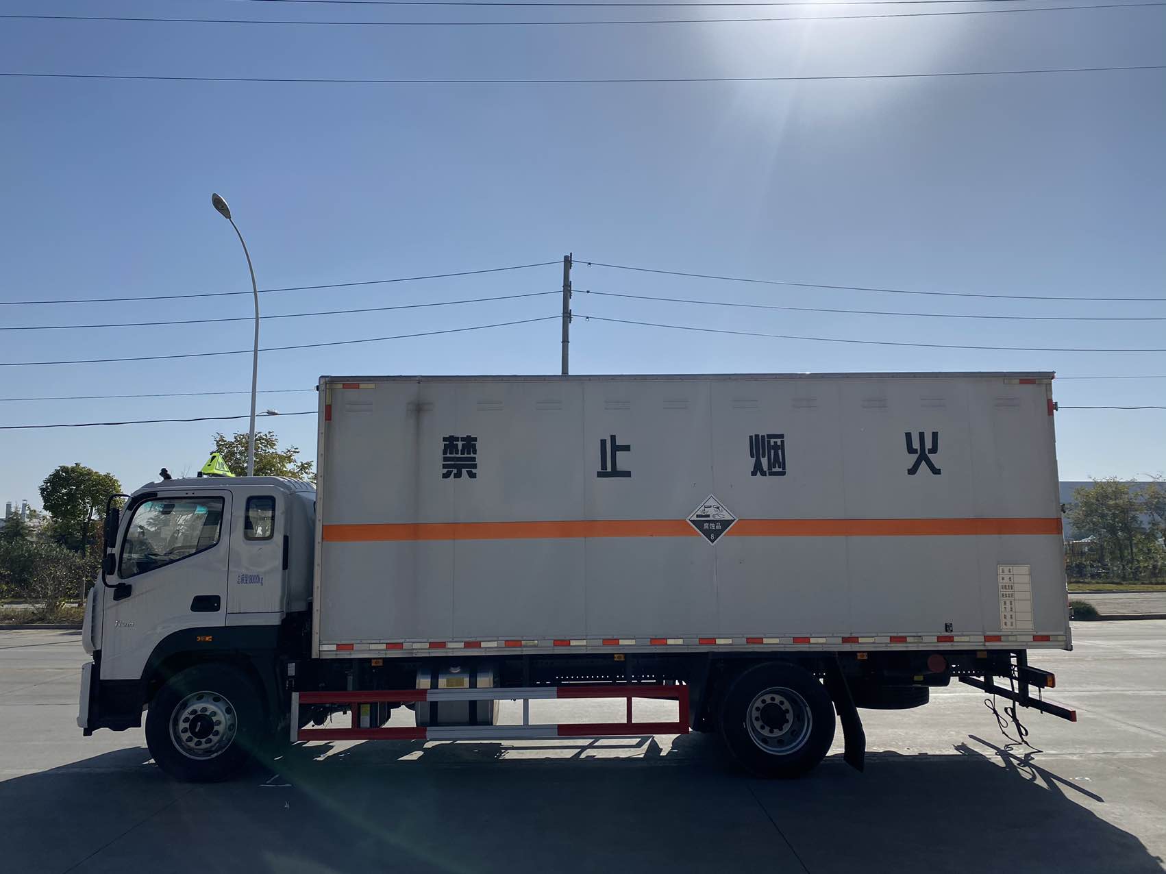 楚胜牌CSC5180XFWB6腐蚀性物品厢式运输车